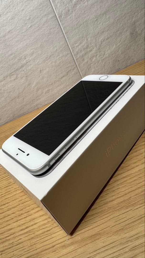 <送料込>Apple iPhone 7 128GBシルバー