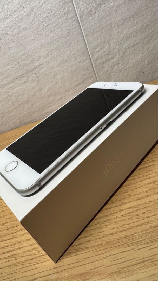 <送料込>Apple iPhone 7 128GBシルバー