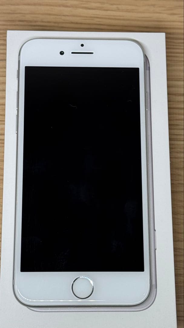 <送料込>Apple iPhone 7 128GBシルバー