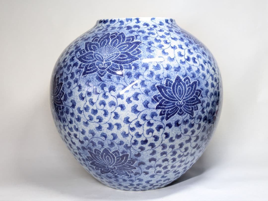 深川製磁 染付 吹墨 花唐草文 花瓶 高さ約32.5cm