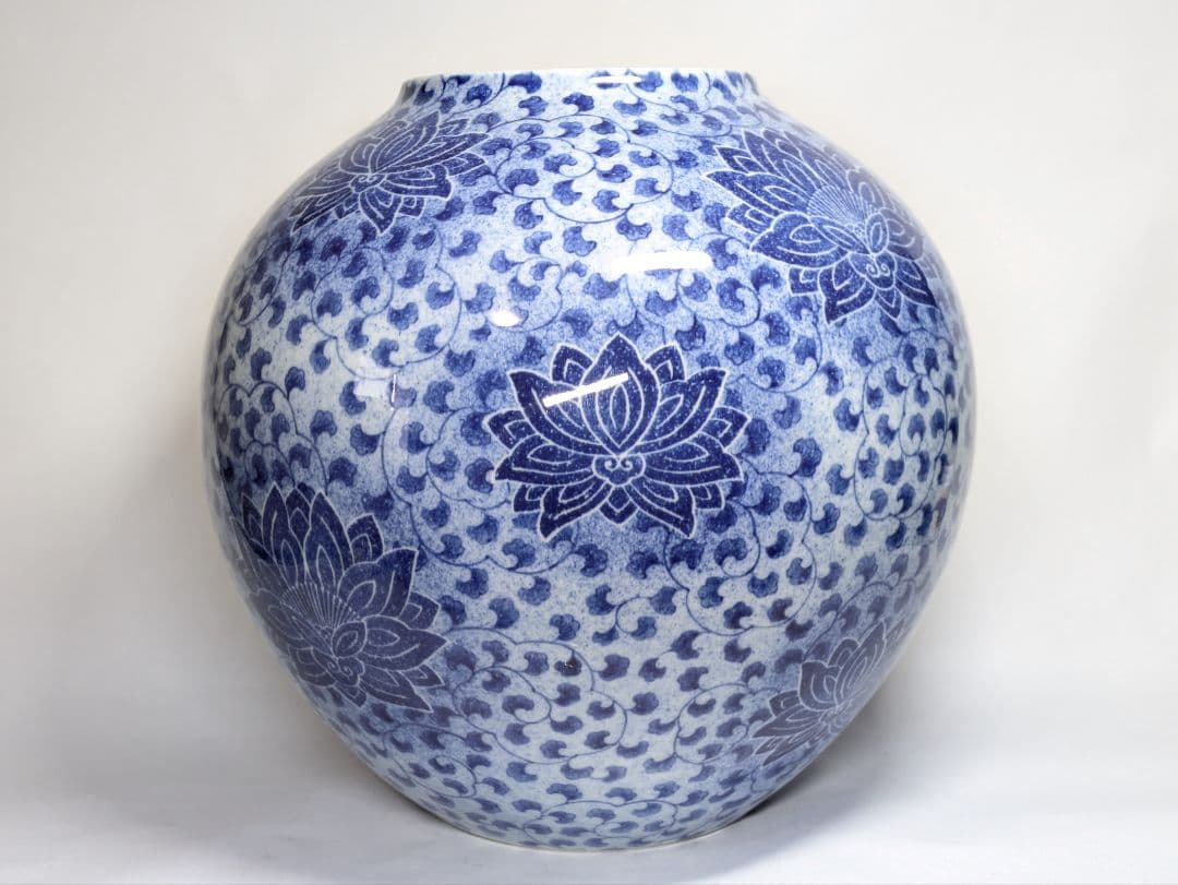 深川製磁 染付 吹墨 花唐草文 花瓶 高さ約32.5cm