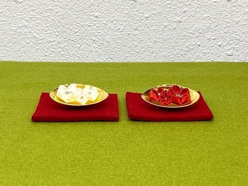 蛤香合 純金箔 つまみ細工 紅白お花3輪 芥子 雛人形の前飾り 手作り 日本製