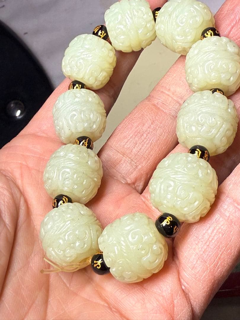 絶品　和田白玉彫玉ブレスレット
