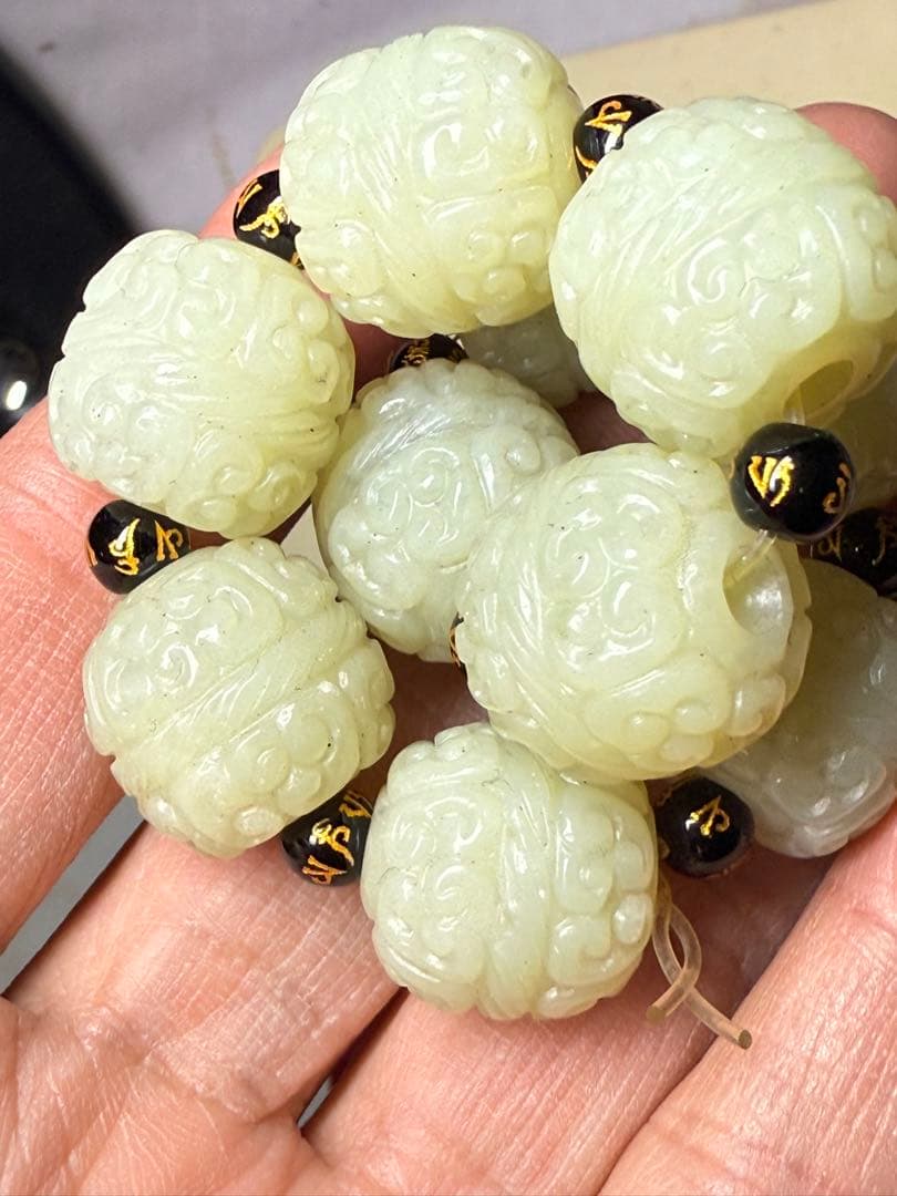 絶品　和田白玉彫玉ブレスレット