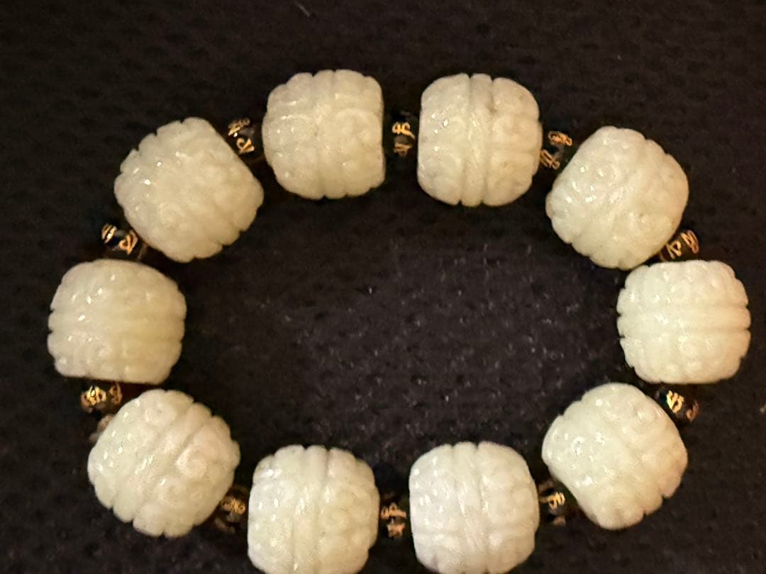 絶品　和田白玉彫玉ブレスレット