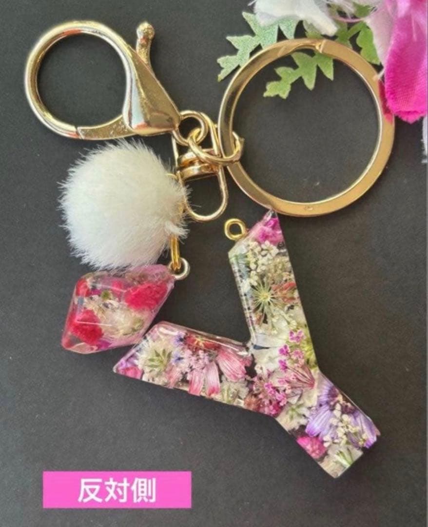 Y イニシャルキーホルダー　ピンク系マトリカリア　レジンチャーム　ドライフラワー