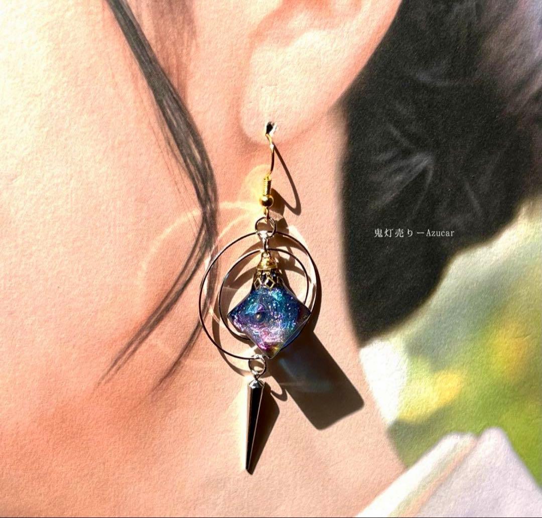 宇宙の星渦とルナフラッシュ天球儀ピアス　蓄光　アシンメトリー　八面体レジン
