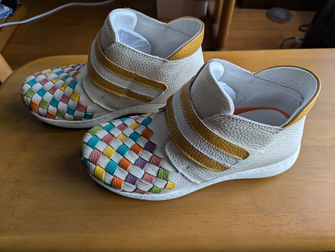 カラフル編み込みデザインシューズ
