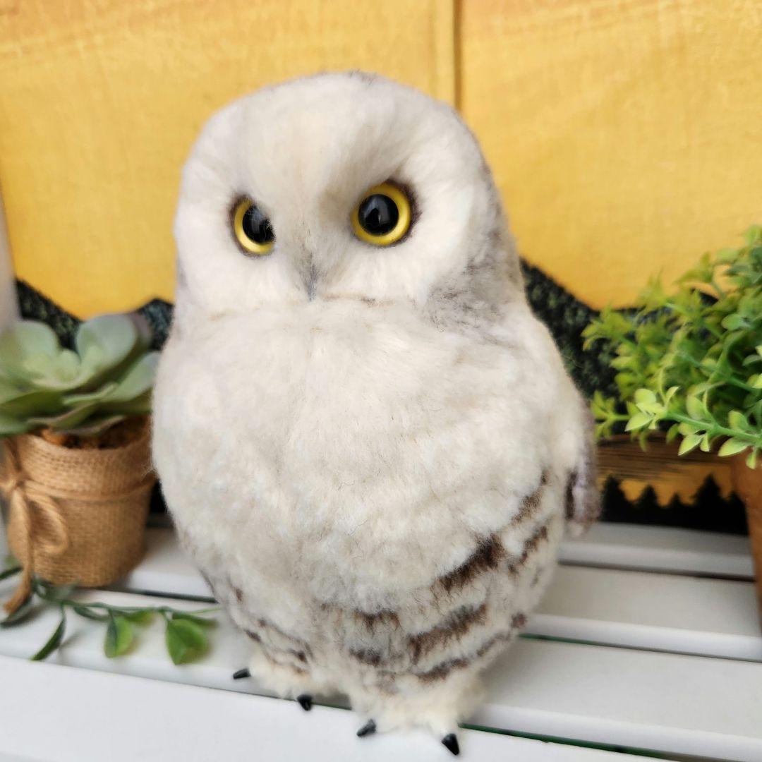 羊毛フェルト製フクロウの置物　シロフクロウ　18㎝