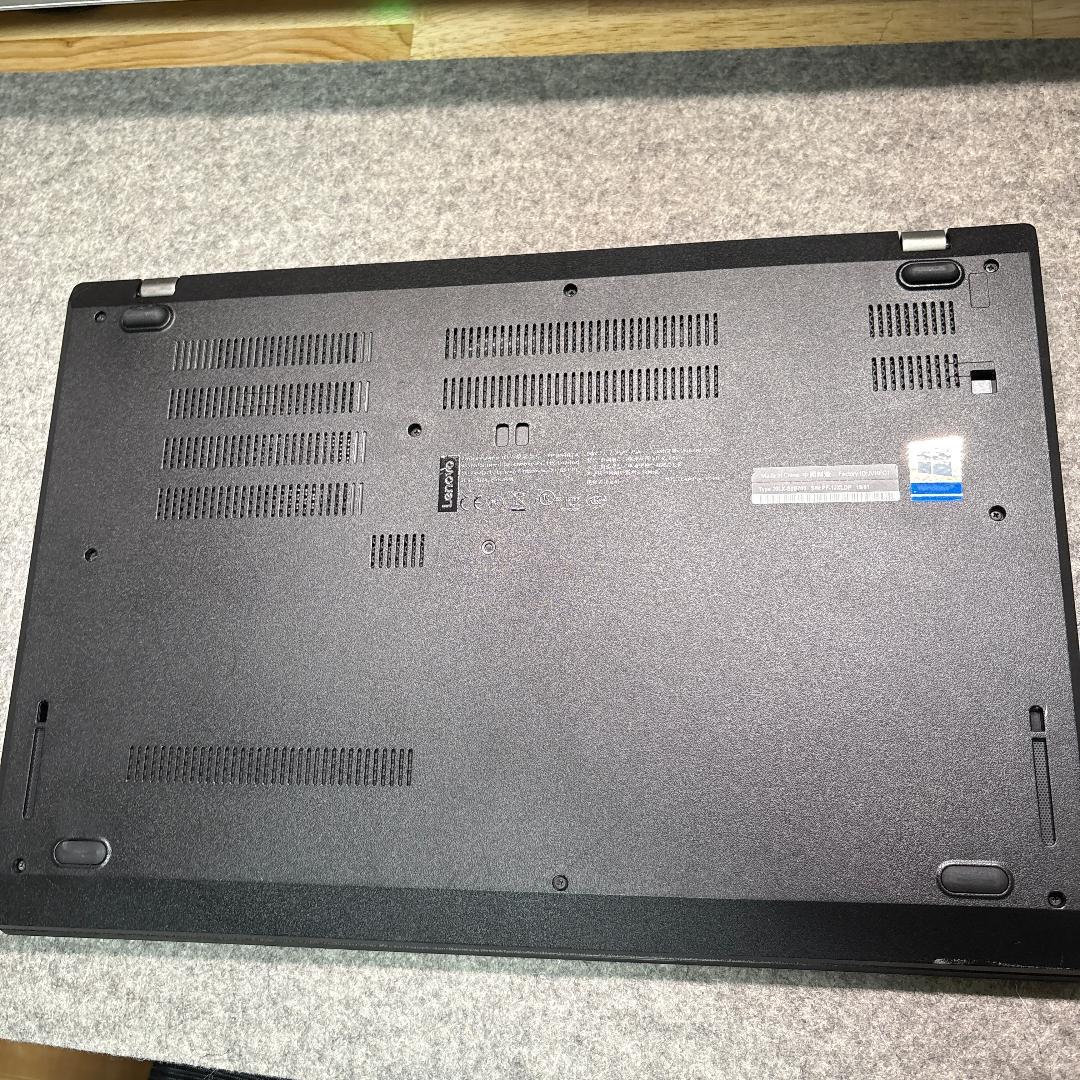 Lenovo ThinkPad L580 本体に傷あり