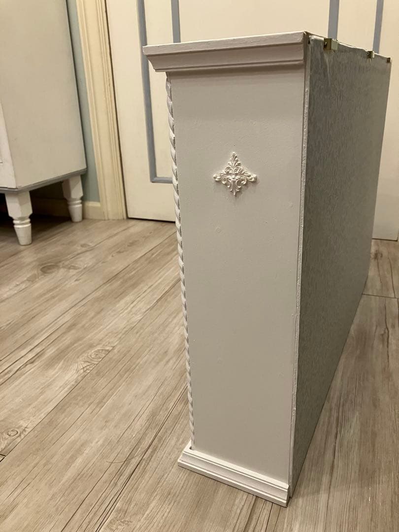 ホワイト シェルフ ハンドメイド ローラアシュレイ壁紙　ローズ　棚キャビネット