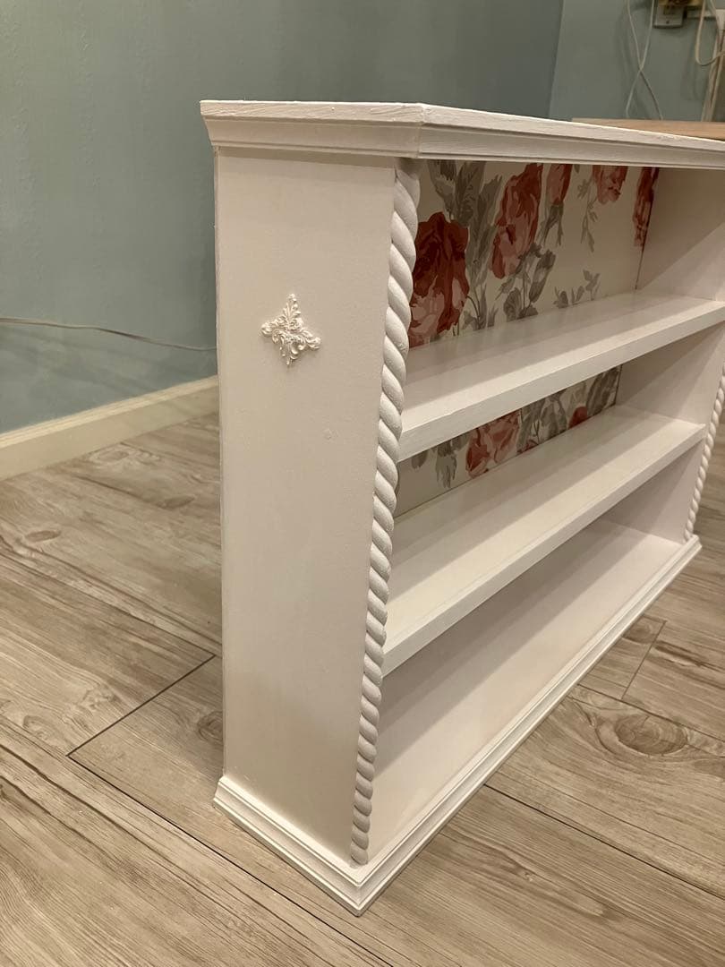 ホワイト シェルフ ハンドメイド ローラアシュレイ壁紙　ローズ　棚キャビネット