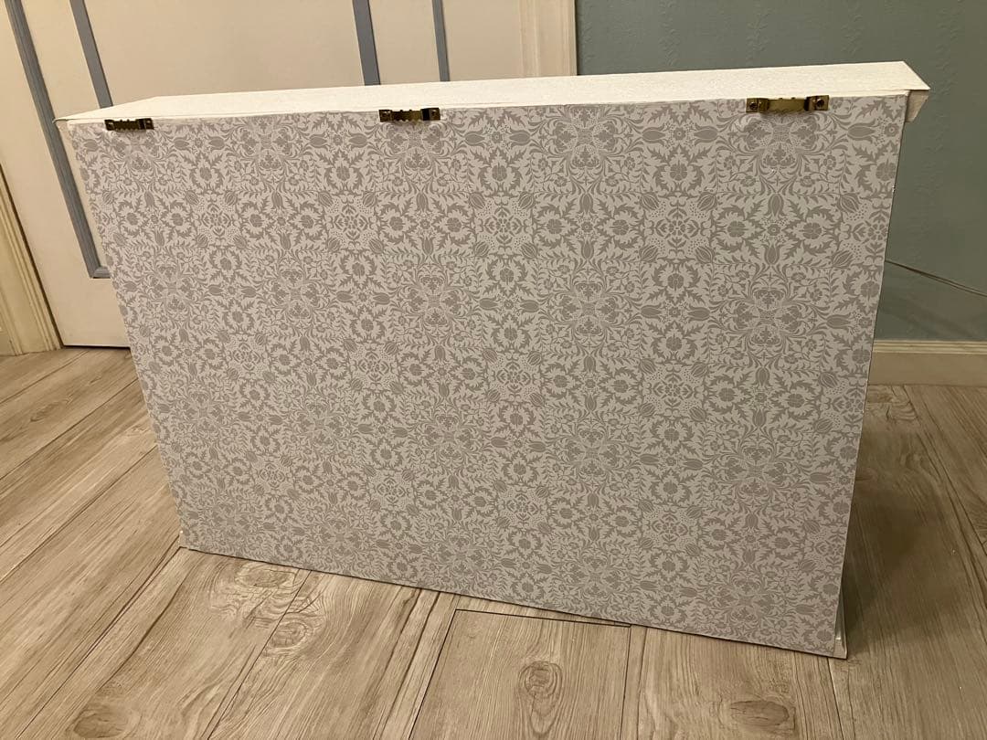 ホワイト シェルフ ハンドメイド ローラアシュレイ壁紙　ローズ　棚キャビネット