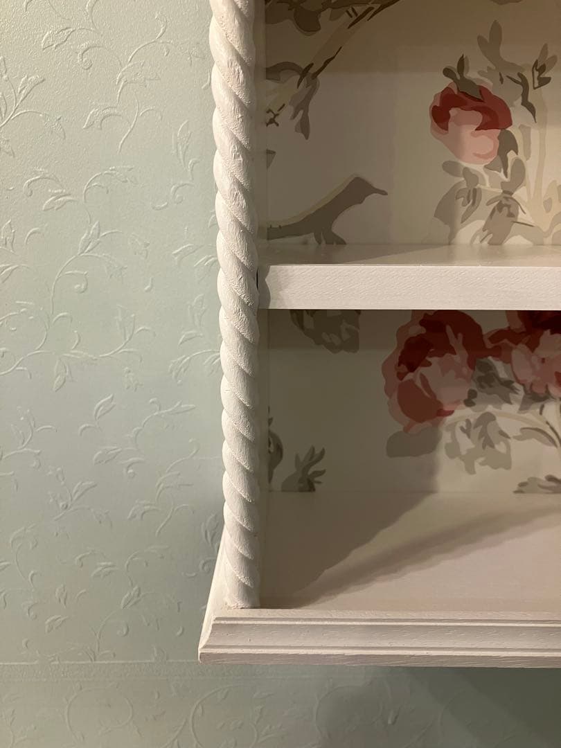 ホワイト シェルフ ハンドメイド ローラアシュレイ壁紙　ローズ　棚キャビネット