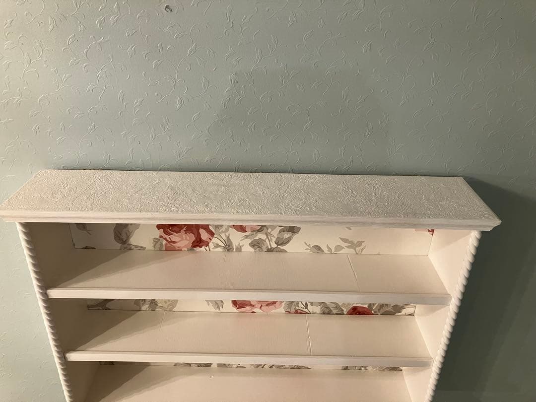 ホワイト シェルフ ハンドメイド ローラアシュレイ壁紙　ローズ　棚キャビネット