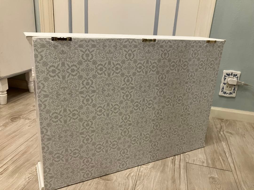 ホワイト シェルフ ハンドメイド ローラアシュレイ壁紙　ローズ　棚キャビネット