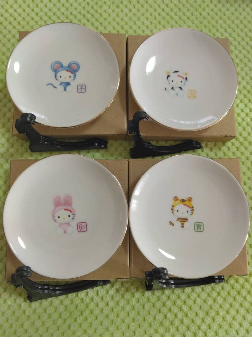 サンリオ　キティちゃん絵皿１２枚セット