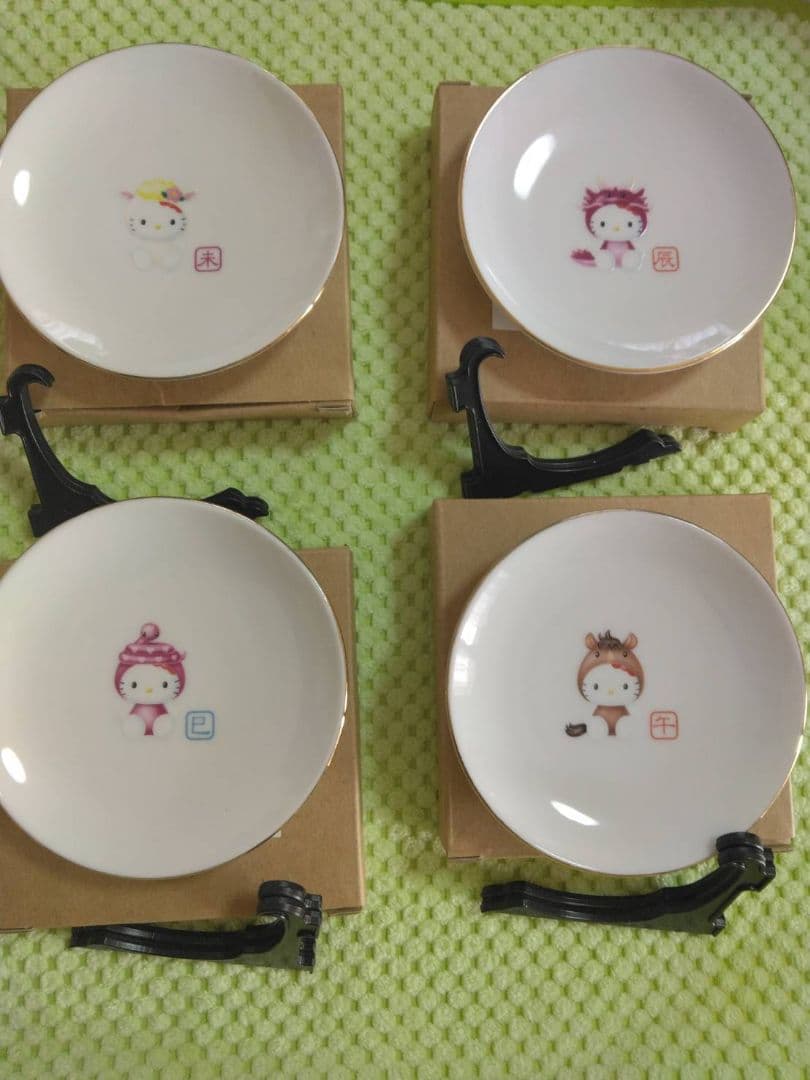 サンリオ　キティちゃん絵皿１２枚セット