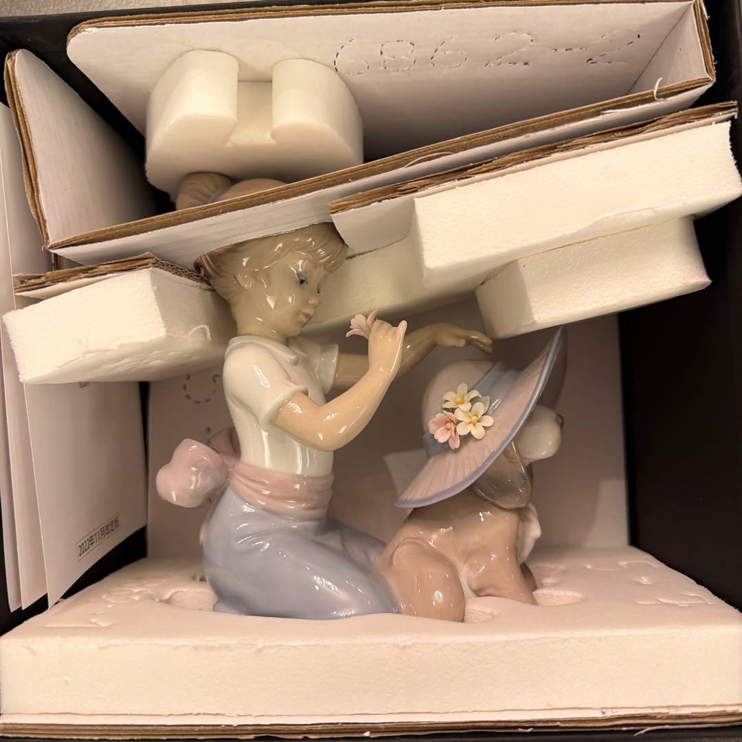 女の子と犬の陶器置物　正規箱付き