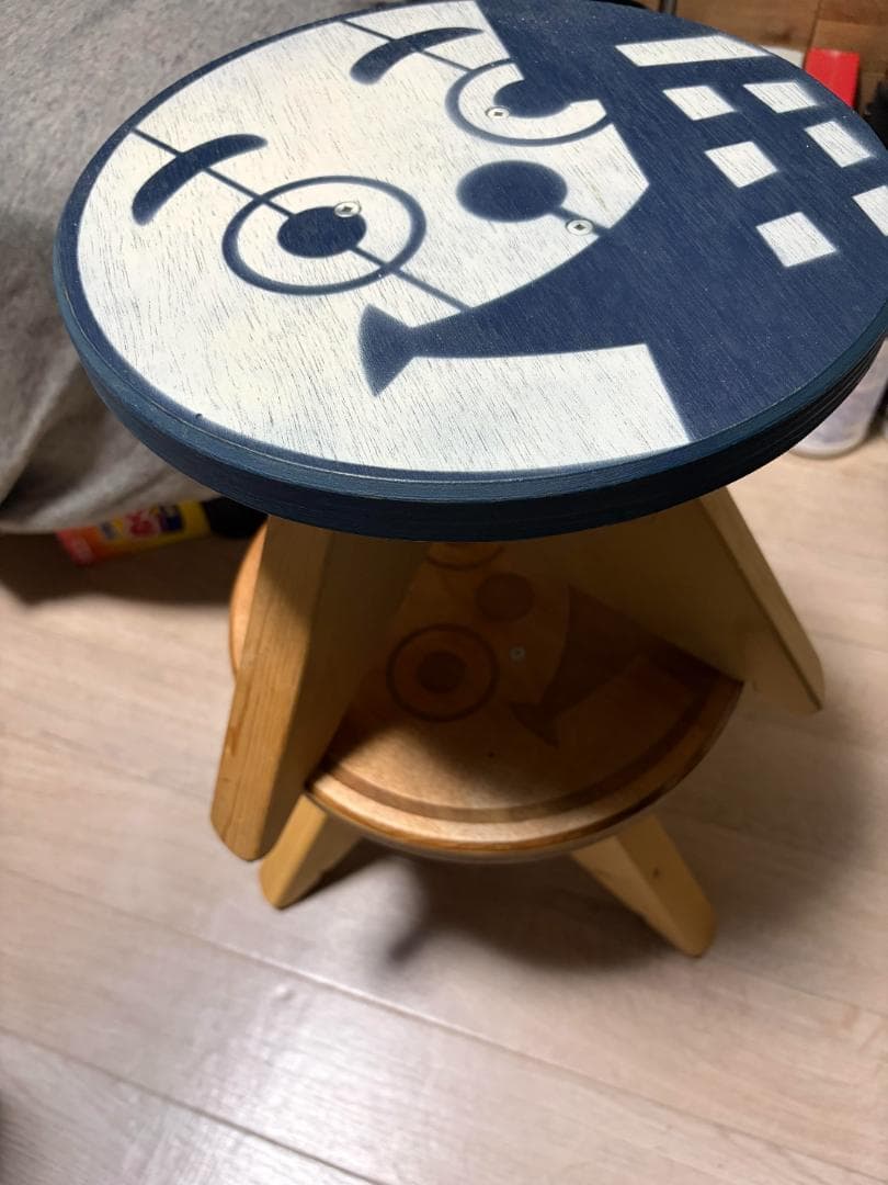 クンバ（KUUMBA）　ユニークな顔デザインの木製座椅子 小