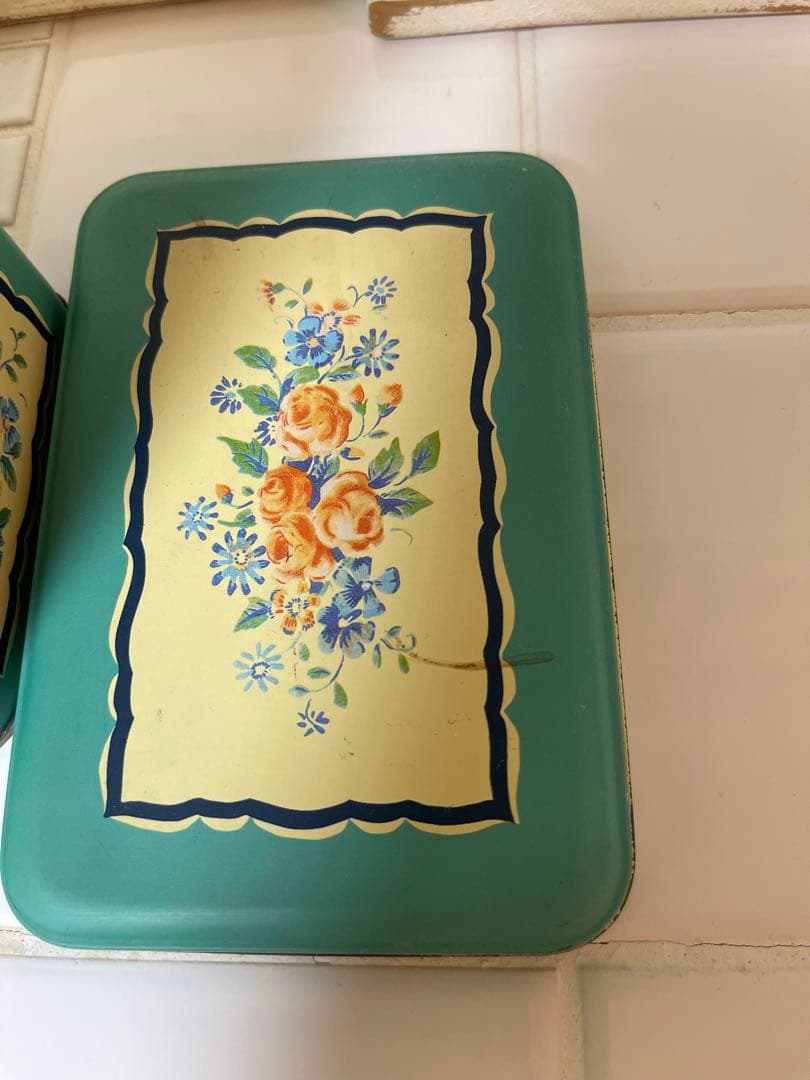 ティアラ　ティン缶　ショコラムニエ　4個セット