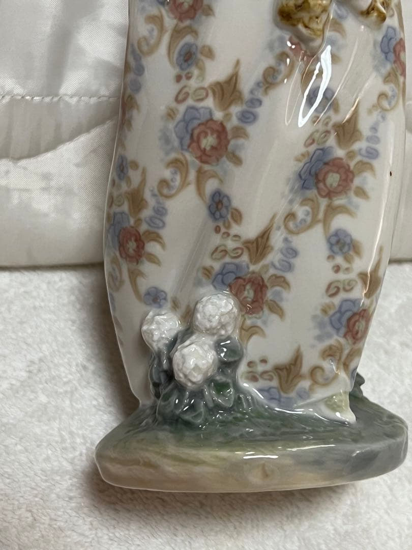 リヤドロ　花束を持つ少女　⑧