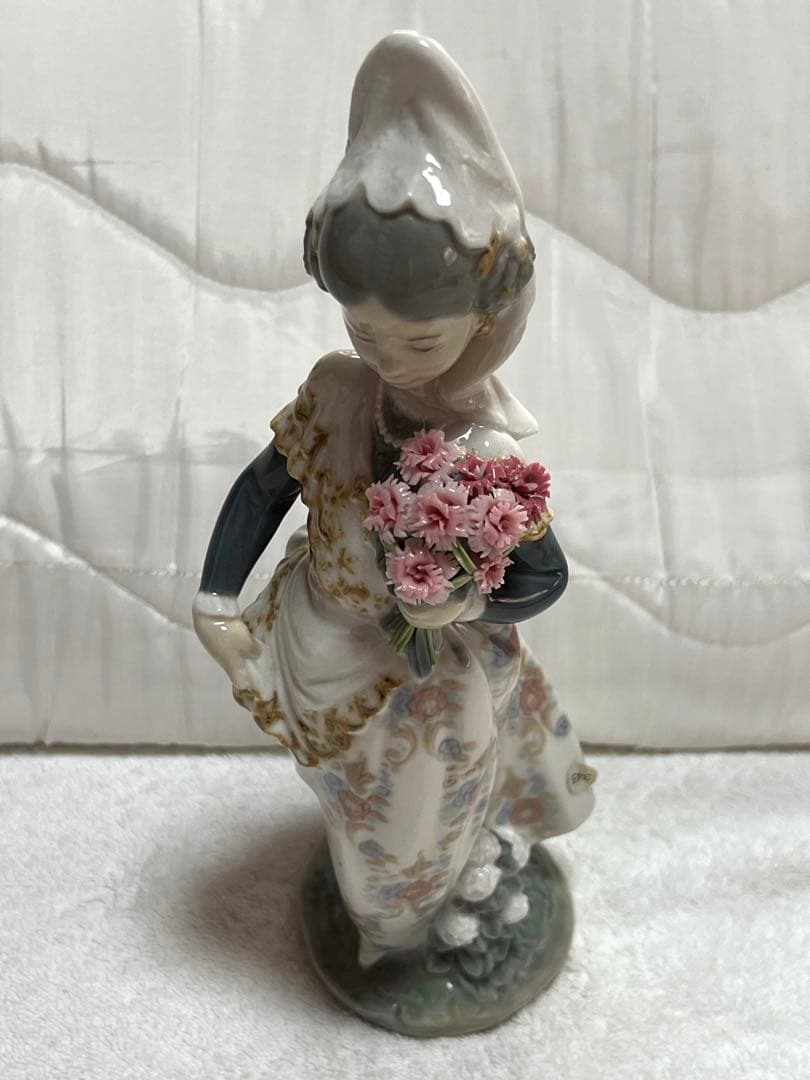 リヤドロ　花束を持つ少女　⑧