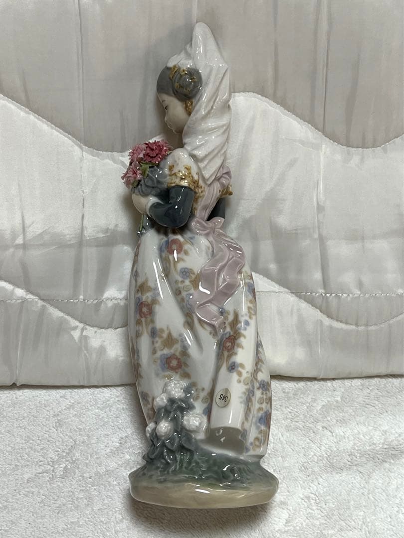 リヤドロ　花束を持つ少女　⑧