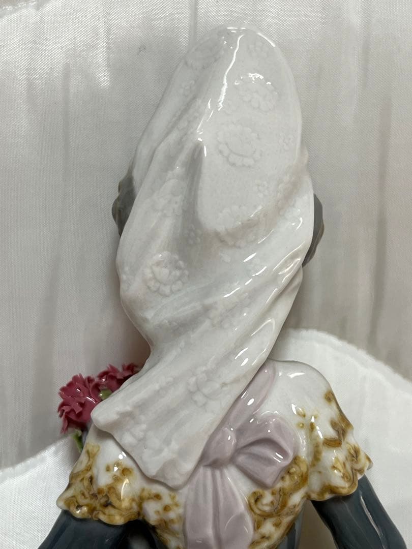 リヤドロ　花束を持つ少女　⑧