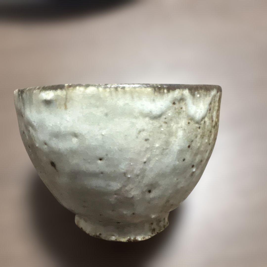 白色 ざらざら茶碗 丸みを帯びた形状　小野哲平
