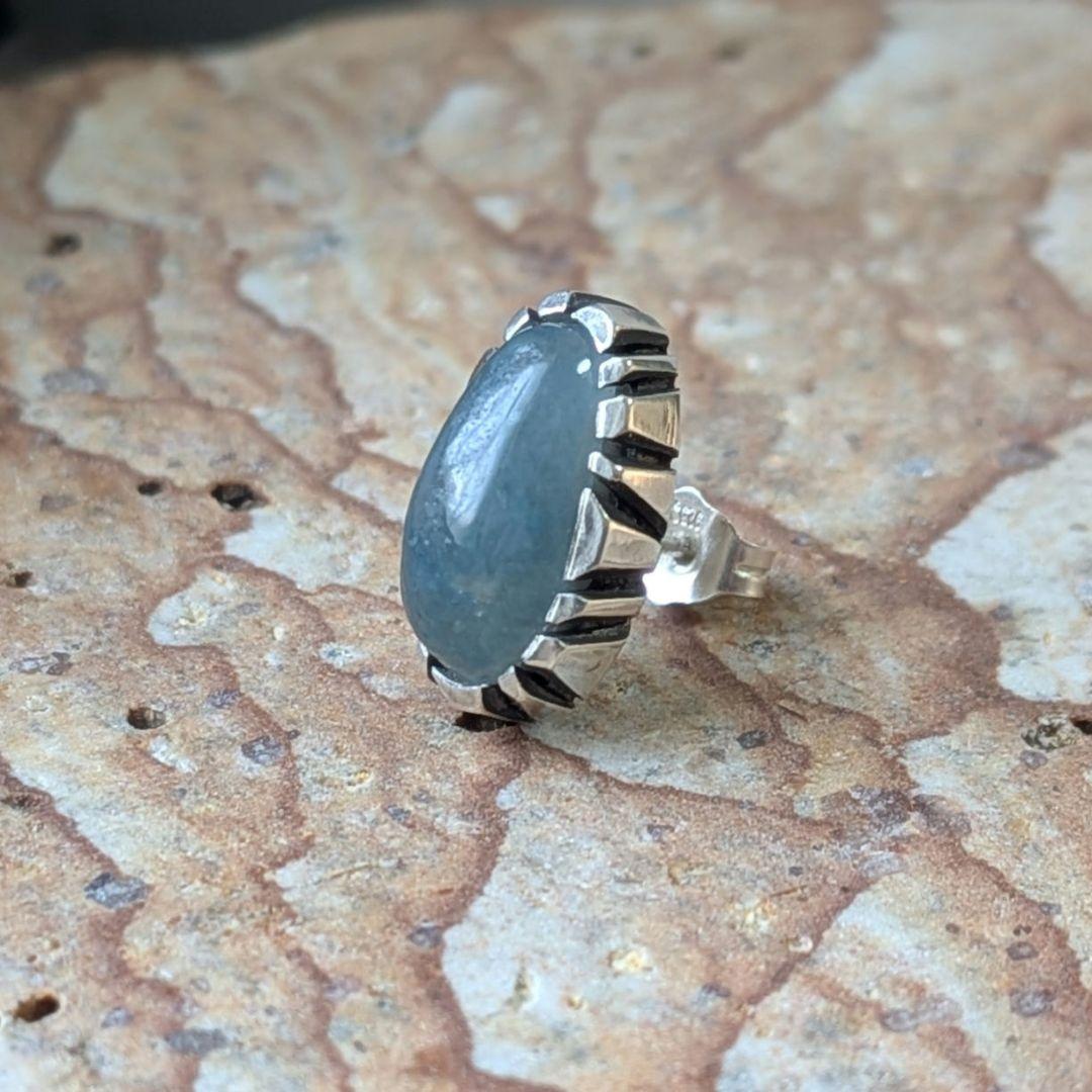 ハンドメイドの糸魚川翡翠ピアス　入りコン沢　片耳用　オールハンドメイド