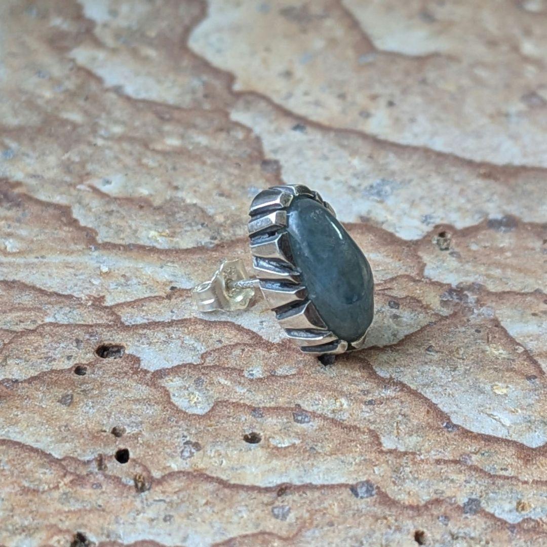 ハンドメイドの糸魚川翡翠ピアス　入りコン沢　片耳用　オールハンドメイド