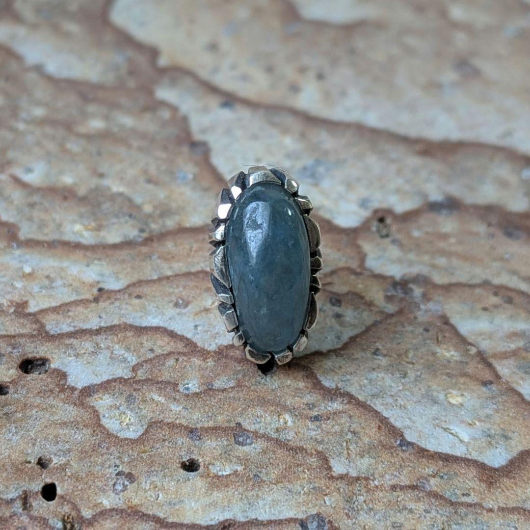 ハンドメイドの糸魚川翡翠ピアス　入りコン沢　片耳用　オールハンドメイド