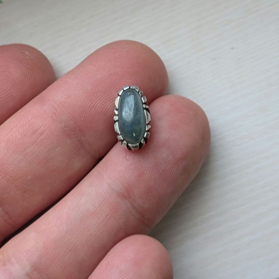 ハンドメイドの糸魚川翡翠ピアス　入りコン沢　片耳用　オールハンドメイド