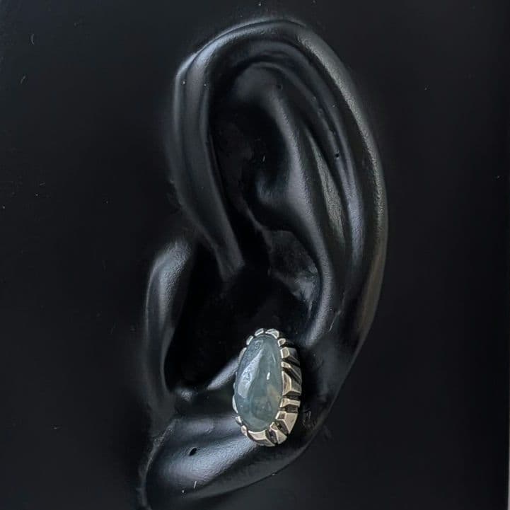 ハンドメイドの糸魚川翡翠ピアス　入りコン沢　片耳用　オールハンドメイド