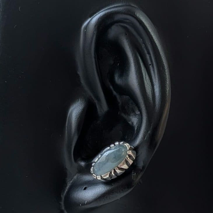 ハンドメイドの糸魚川翡翠ピアス　入りコン沢　片耳用　オールハンドメイド