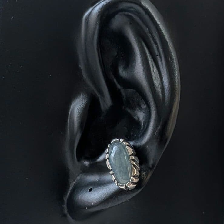 ハンドメイドの糸魚川翡翠ピアス　入りコン沢　片耳用　オールハンドメイド