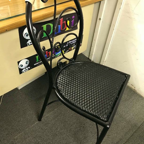 エレガントな椅子八脚