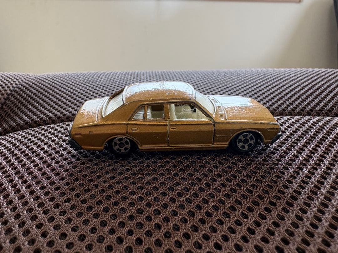 香港　トミカ　セドリック