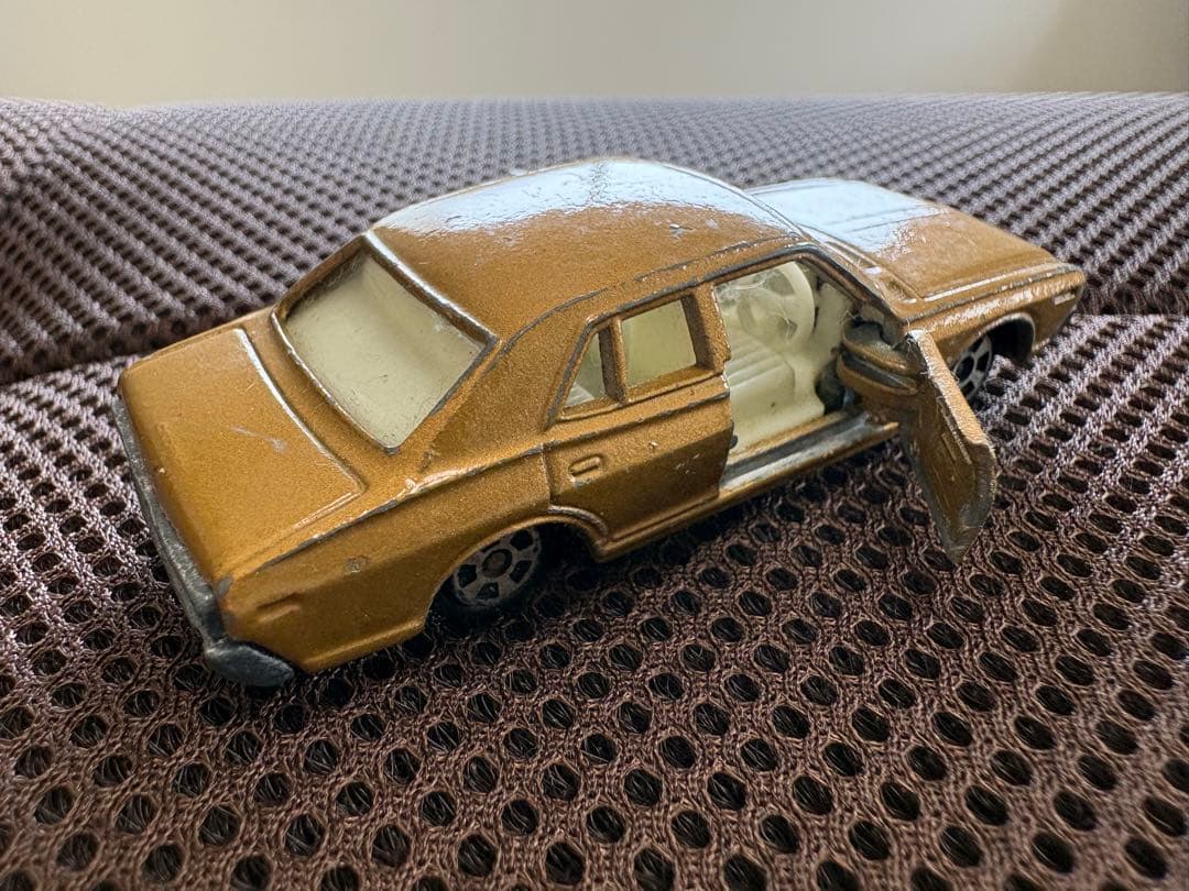 香港　トミカ　セドリック