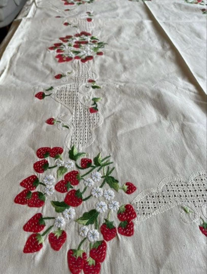 刺繍　いちご柄　テーブルクロス195×145㎝　コットン