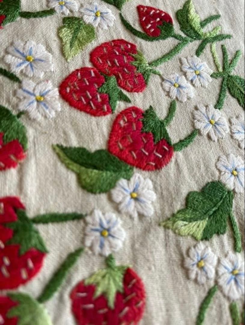 刺繍　いちご柄　テーブルクロス195×145㎝　コットン