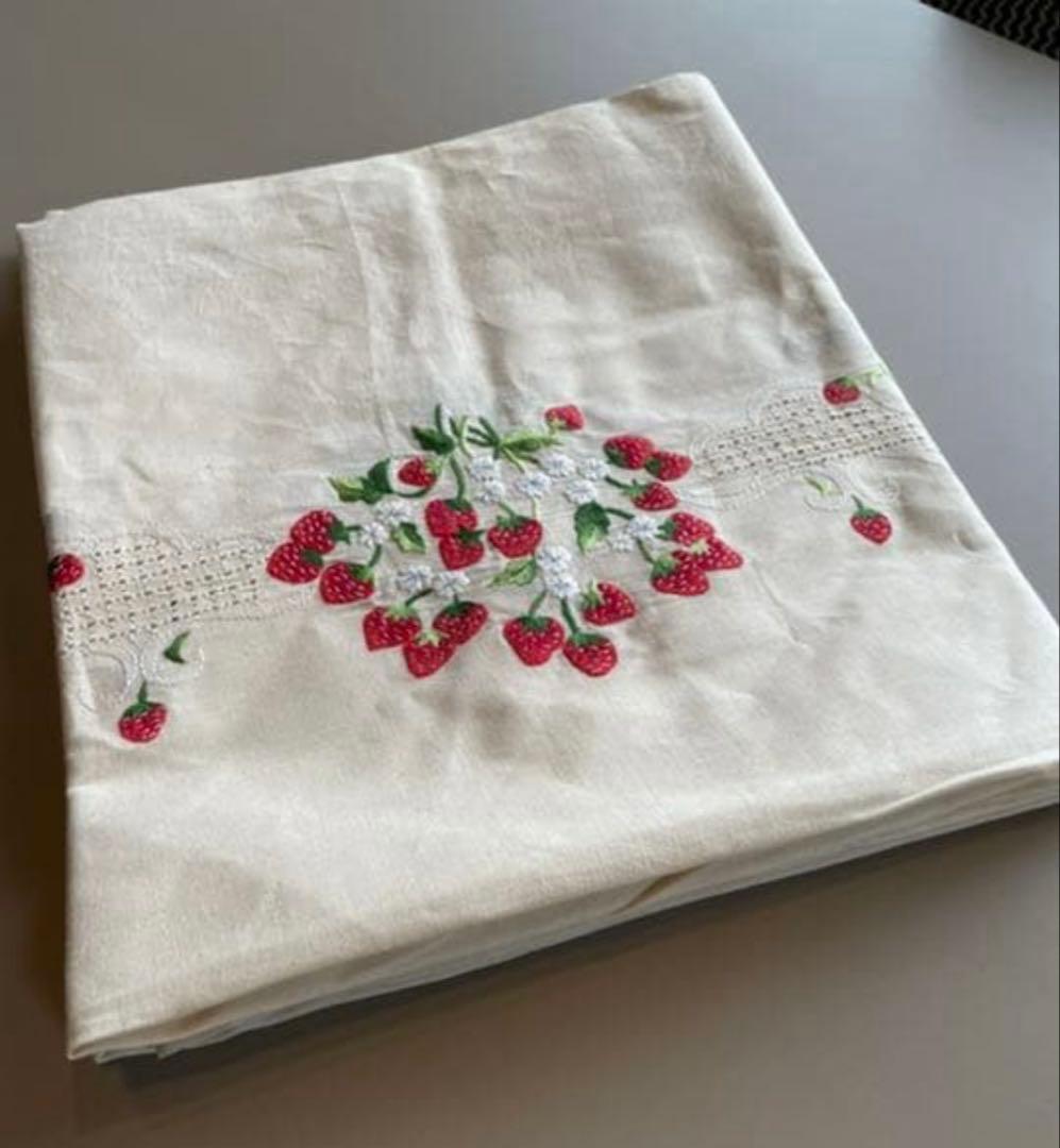 刺繍　いちご柄　テーブルクロス195×145㎝　コットン