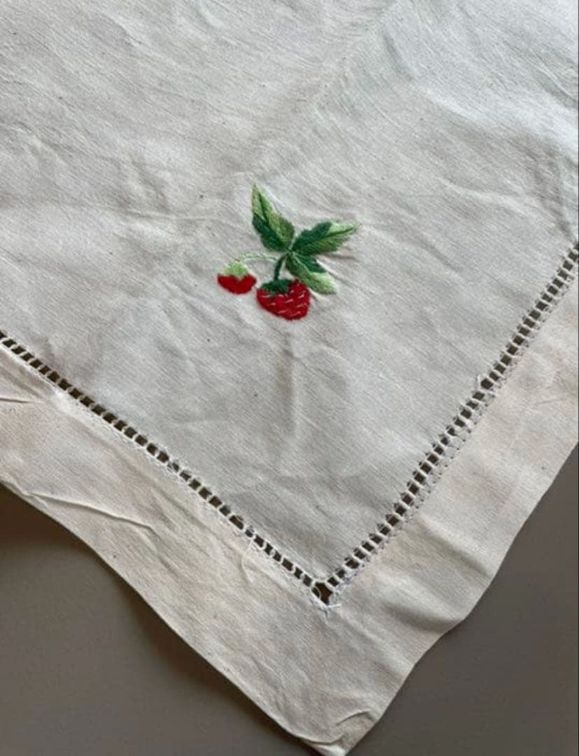 刺繍　いちご柄　テーブルクロス195×145㎝　コットン