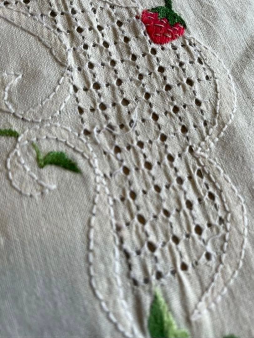 刺繍　いちご柄　テーブルクロス195×145㎝　コットン