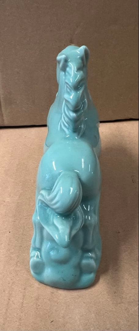 青緑色の陶器製馬の置物