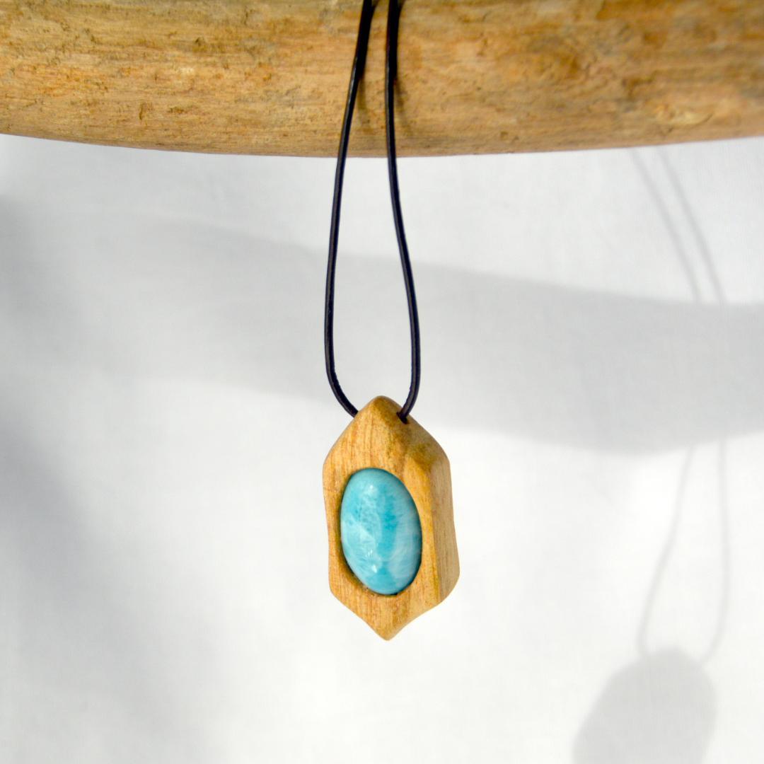 ”聖なる木”パロサント　ネックレス　＊＊　ラリマー・ワイルーロの実　５０４