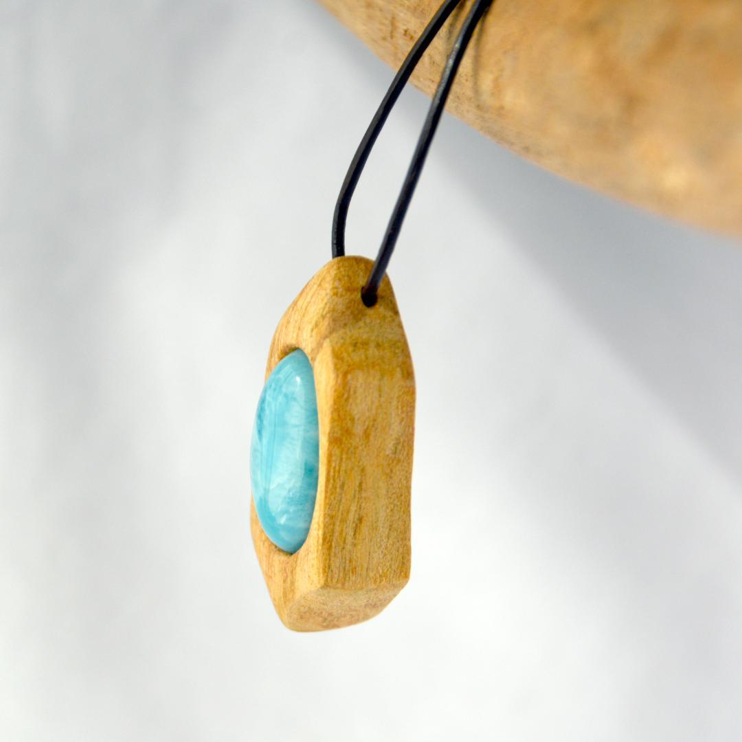 ”聖なる木”パロサント　ネックレス　＊＊　ラリマー・ワイルーロの実　５０４