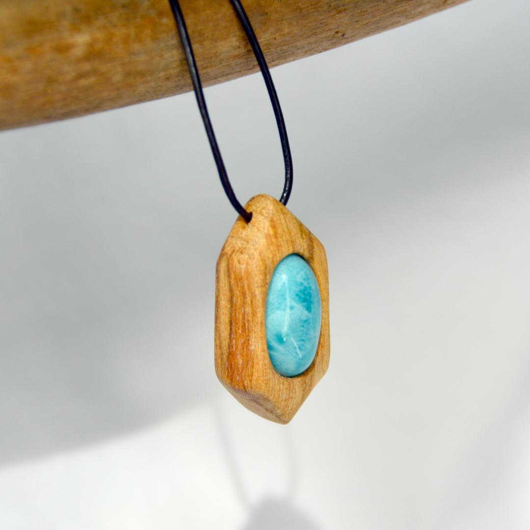 ”聖なる木”パロサント　ネックレス　＊＊　ラリマー・ワイルーロの実　５０４