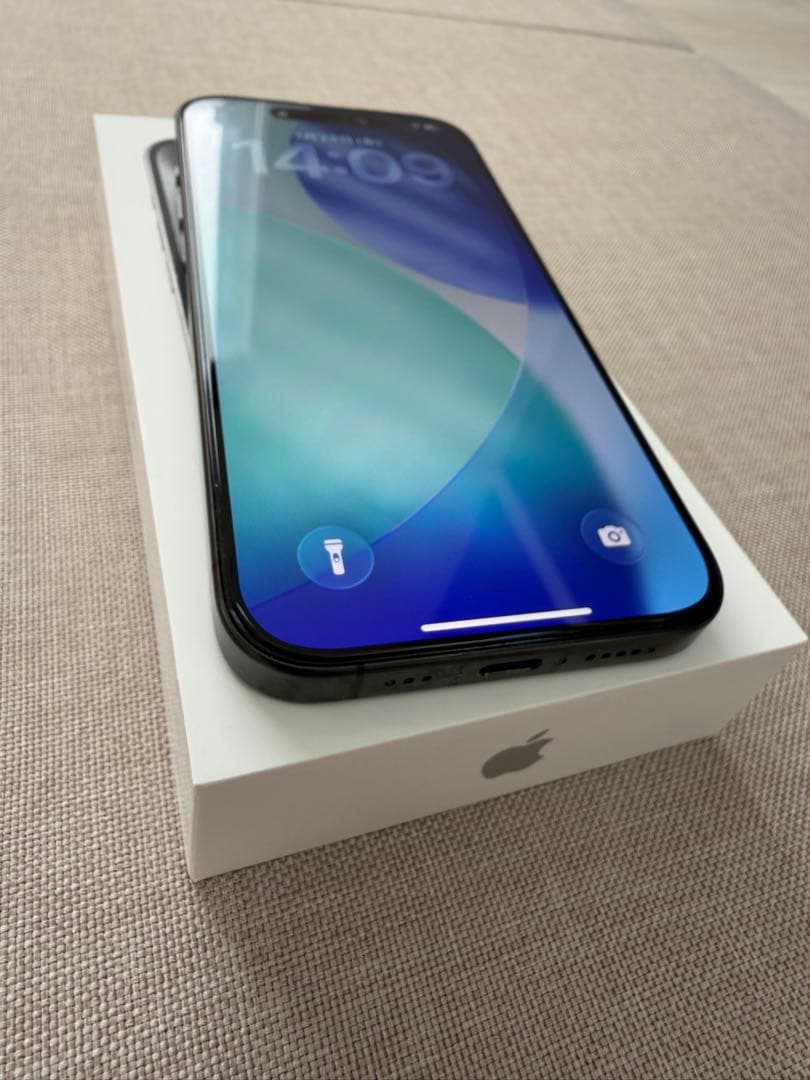 【美品】iPhone 15 pro ブラックチタニウム　256GB